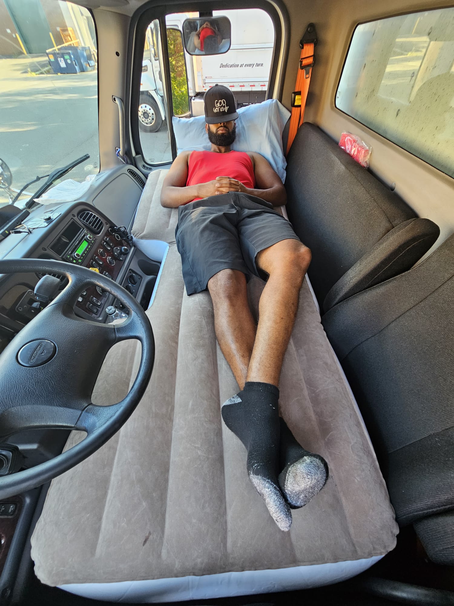 Truck box outlet air mattress